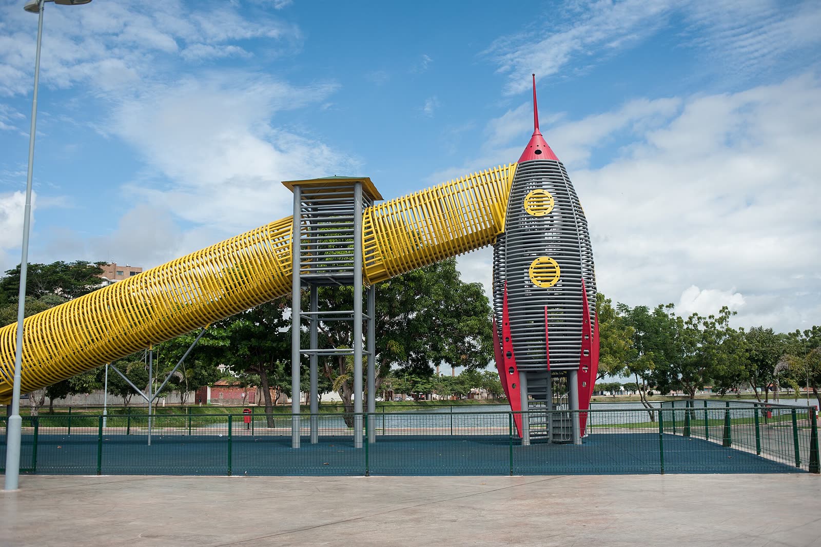 Parque da Beira-Rio com escorregador em forma de foguete