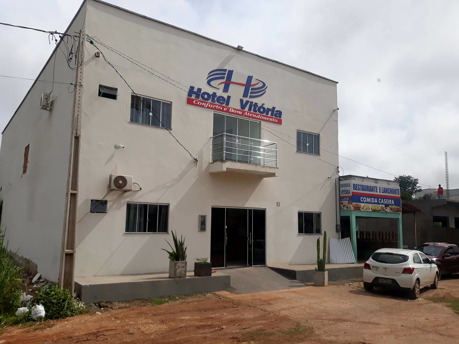 Fachada com o letreiro Conforto e Bom Atendimento
