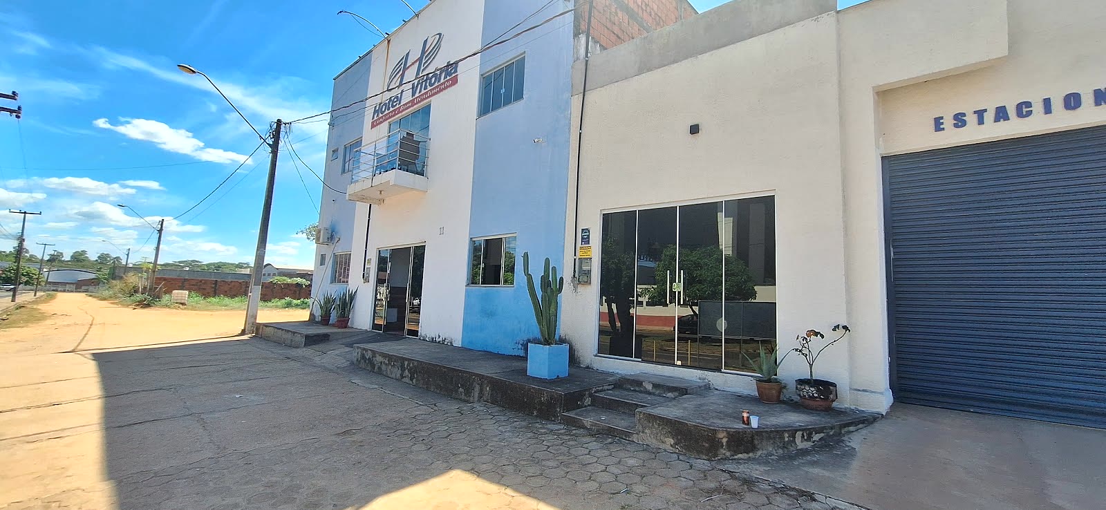 Fachada do Hotel Vitória com o letreiro azul e vermelho