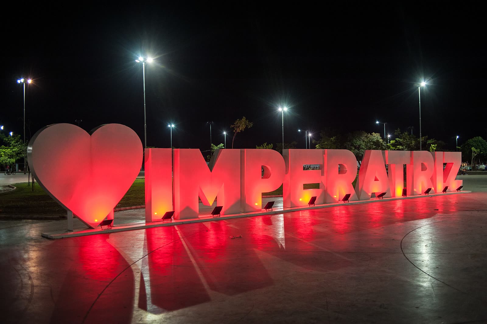 Letreiro Eu amo Imperatriz iluminado à noite na Beira-Rio
