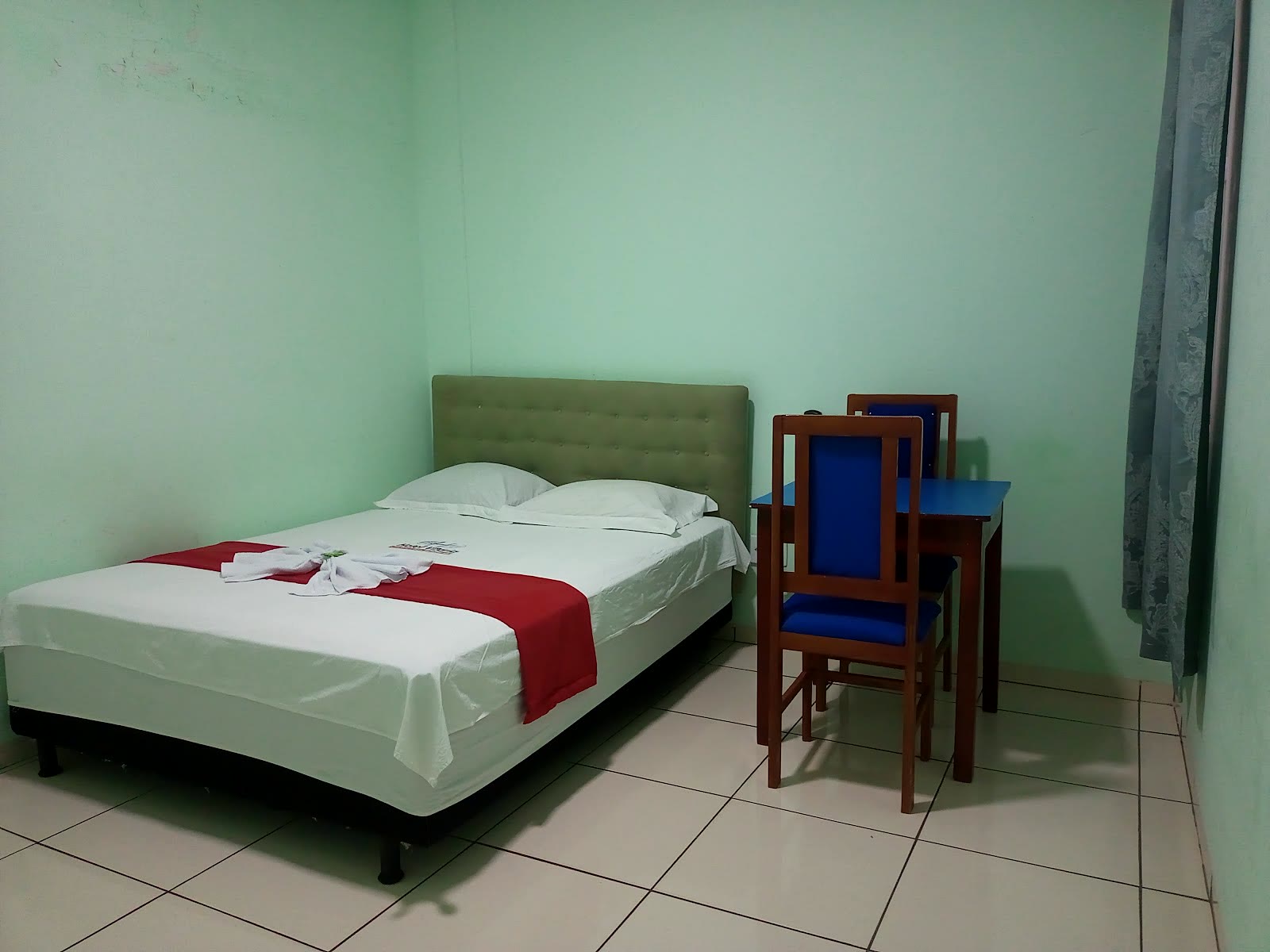 Apartamento com cama de casal, mesa e cadeiras